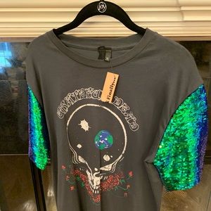 Black T-shirt with Sequins sleeves.